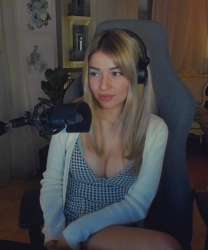 599x717