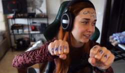 889x521