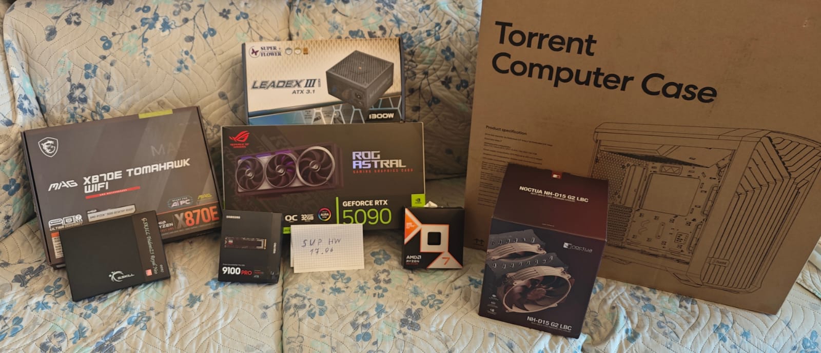 1600x688