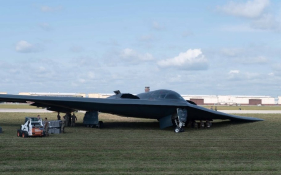 910x568